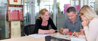 Drei Mitarbeitende bei einer Besprechung Trois personnes autour d'une table participent à une formation
